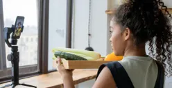 Membuat konten kreatif bisa jadi salah satu ide ngabuburit seru dan bermanfaat. (Sumber: Pexels/Ron Lach)