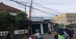 Kondisi kabel semrawut dan menjuntai di Jalan Raya Tigaraksa-Citeras tepatnya pertigaan Sekolah Dasar Negeri (SDN) III. (Sumber: Poskota/Veronica Prasetio)