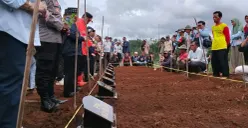 Suasana di Pemakaman Tanahmati, Desa Pasirlangu, Jumat, 27 Februari 2026. (Sumber: Poskota/Gatot Poedji Utomo)