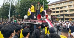 Ratusan mahasiswa UI dan UPN Veteran Jakarta menggelar aksi unjuk rasa di Mabes Polri, Jakarta pada Jumat, 27 Februari 2026. (Sumber: Poskota/Ali Mansur)