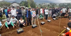 Prosesi pemakaman korban longsor Pasirlangu yang tak teridentifikasi pada Jumat, 27 Februari 2026. (Sumber: Poskota/Gatot Poedji Utomo)