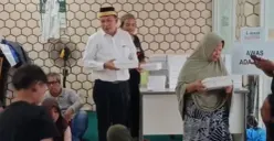 Ketua LDNU DKI Jakarta Masruhin Abdul Majid saat membagikan takjil. (Sumber: Dok. LDNU DKI Jakarta)