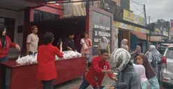 Pengurus DPC PDI Perjuangan Purwakarta membagikan takjil gratis kepada warga dan pengguna jalan, Jumat, 27 Februari 2026. (Sumber: Poskota/Dadan Sukmana)