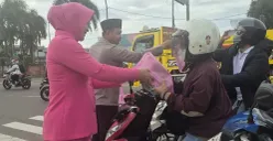 Kapolres Serang AKBP Andri Kurniawan bersama Ketua Pengurus Bhayangkari Cabang Serang membagikan takjil. (Sumber: Dok. Humas Polres Serang)