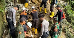 Petugas menertibkan tambang ilegal di area penambang PT Antam, Kecamatan Nanggung, Kabupaten Bogor. (Sumber: Dok. PT Antam)