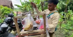 Salah seorang penjual sayuran keliling di Lebak saat hendak berjualan. (Sumber: Poskota/Samsul Fatoni)