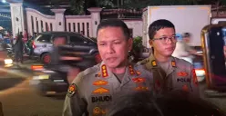 Kepala Bidang Humas Polda Metro Jaya, Kombes Budi Hermanto saat ditemui di lokasi aksi unjuk rasa di Jalan Trunojoyo, Jakarta Selatan, Jumat, 27 Februari 2026. (Sumber: Poskota/Ali Mansur)