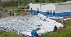 Kondisi atap dapur MBG di Mancak terbang akibat tiupan angin kencang disertai hujan. (Sumber: Dok. BPBD Kabupaten Serang)