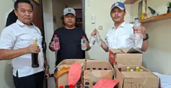 Kepolisian Tajurhalang menyita puluhan miras oplosan saat Ramadhan. (Sumber: Poskota/Angga Pahlevi)