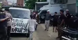 Sejumlah warga Pati melakukan aksi unjuk rasa di SPPG Tlogowungu 1 terkait dugaan korupsi menu MBG. (Sumber: Instagram/@suaraakarrumput)