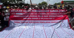 Warga Perumahan Citra, Kalideres, Jakarta Barat, kembali berdemonstransi menolak rencana pembangunan rumah duka dan krematorium, Sabtu, 28 Februari 2026. (Sumber: Poskota/Pandi Ramedhan)