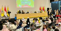 Anak-anak sedang mengikuti lomba mewarnai dan kaligrafi di Aula Kantor DPD Golkar Jakarta, Sabtu, 28 Februari 2026. (Sumber: Poskota/M Tegar Jihad)