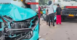 Taksi listrik Green tabrak minibus hingga sepeda motor di Gunung Sahari, Jakarta Pusat. (Sumber: tangkapan layar)