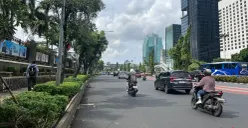 Suasana di ruas jalan Jalan SCBD ke Gedung DPR RI, terlihat lenggang, Kamis, 1 Janurari 2026. (Sumber: Poskota/Pandi Ramedhan)