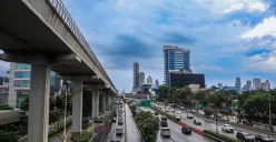 Suasana Jalan Gatot Subroto, Jakarta tampak lengang pada tanggal merah, Kamis, 1 Januari 2026. (Sumber: Poskota | Foto: Dhiya Ahmad Fauzan/M2)
