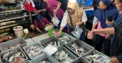 Aktivitas penjualan ikan di Pasar Kebayoran Lama, Jakarta Selatan, Kamis, 1 Januari 2026. (Sumber: Poskota | Foto: Pandi Ramedhan)