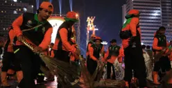 Petugas kebersihan saat bertugas seusai perayaan malam tahun baru di Jakarta, Kamis, 31 Desember 2025. (Sumber: Dok. DLH Jakarta)