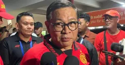 Gubernur Jakarta Pramono Anung saat mengenakan baju Persija Jakarta. (Sumber: Poskota/M Tegar Jihad)