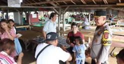 Kapolda Banten Irjen Pol Hengki berbincang dengan wisatawan di objek wisata Pantai Anyer. (Sumber: Dok. Bidhumas Polda Banten)