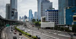 Sejumlah kendaraan melintas di Jalan Jenderal Sudirman, dan Gatot Subroto, Jakarta, Kamis, 1 Januari 2026. (Sumber: Poskota/Bilal Nugraha Ginanjar)