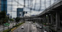 Sejumlah kendaraan melintas di Jalan Jenderal Sudirman, dan Gatot Subroto, Jakarta, Kamis, 1 Januari 2026. (Sumber: Poskota/Bilal Nugraha Ginanjar)