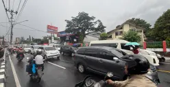 Pengendara melintasi Jalan Raya Puncak saat libur Nataru di daerah Cisarua, Kabupaten Bogor. (Sumber: Poskota/Giffar Rivana)