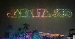 Drone beterbangan saat malam pergantian tahun baru di kawasan Kota Tua, Tamansari, Jakarta Barat, Kamis, 1 Januari 2026. (Sumber: Poskota/Pandi Ramedhan)