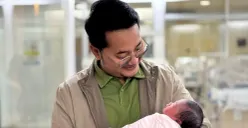 Wakil Wali Kota Cimahi, Adhitia Yudisthira, menggendong putrinya Anaya Sekar Pembayun. (Sumber: Dok. Istimewa)