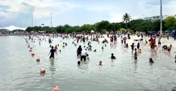 Situasi Pantai Ancol, Jakarta Utara dipadati pengunjung pada Jumat, 2 Januari 2026. (Sumber: Poskota/M. Tegar Jihad)