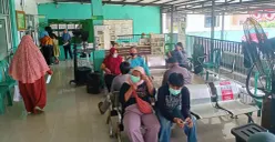 Warga saat mengantre berobat di Puskesmas Serpong, Tangerang Selatan. (Sumber: Istimewa)