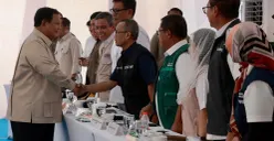 Presiden RI Prabowo Subianto berjabat tangan dengan jajaran Danantara Indonesia serta perwakilan BUMN yang terlibat dalam program pemulihan pascabencana. (Sumber: Istimewa)