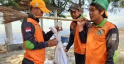 Petugas Sudin LH Kepulauan Seribu menimbang sampah bekas perayaan Tahun Baru 2026. (Sumber: Dok. Istimewa)