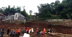 Petugas dibantu warga mencari korban yang tertimbun longsor di Desa Sempur, Kecamatan Jatinangor, Kabupaten Sumedang, Jumat, 2 Januari 2026 sore. (Sumber: Poskota | Foto: Gatot Poedji Utomo)