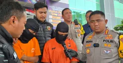 Petugas Polresta Tangerang menghadirkan tersangka penadah ponsel hasil kejahatan dalam konferensi pers pengungkapan kasus pembunuhan karyawan konter HP di wilayah Jambe, Kabupaten Tangerang. (Sumber: Poskota/Veronica Prasetio)