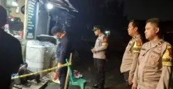Pawas Polsek Tajurhalang, Ipda Ari bersama Bhabinkamtibas dan perwira piket SPKT Polres Metro Depok memasang garis polisi memeriksan pada tubuh korban. (Sumber: Dok. Polsek Tajurhalang)