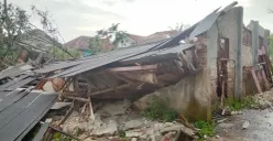Penampakan rumah rusak diterjang angin puting beliung di Desa Cisaat, Kecamatan Campaka, Kabupaten Purwakarta. (Sumber: Dok. Istimewa)