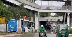 Situasi di bawah Terowongan Manggarai, Tebet, Jakarta Selatan, sudah kondusif setelah terjadi tawuran antar kelompok warga, Jumat, 2 Januari 2026 sore. (Sumber: Poskota/Ali Mansur)