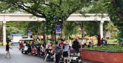 Pengunjung hendak menikmati wahana skuter listrik di kawasan Taman Mini Indonesia Indah (TMII), Jakarta, saat libur Natal dan Tahun Baru, dengan dominasi wisatawan keluarga. (Sumber: Poskota | Foto: M. Tegar Jihad)