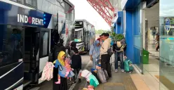 Para penumpang arus balik libur Natal dan Tahun Baru tiba di Terminal Terpadu Pulo Gebang, Jakarta Timur, Sabtu, 3 Januari 2026. (Sumber: Poskota/M. Tegar Jihad)