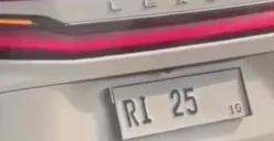 Mobil Lexus berplat RI 25 diduga serobot antrian di GT Cilandak (Sumber: Instagram/@jktinfoid)