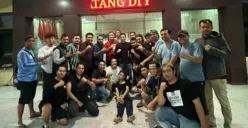 Petugas kepolisian berpose bersama tersangka pembunuhan bocah 9 tahun usai penangkapan di Kota Cilegon, Banten. Pelaku diamankan oleh tim gabungan Polres Cilegon dan Polda Banten. (Sumber: Istimewa)