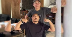 Sal Priadi akhirnya angkat bicara soal foto bersama Sitok Srengenge yang viral. Ia menegaskan tidak membela dan akan lebih bijak di ruang publik. (Sumber: X/@mekitron)