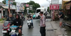 Petugas mengatur lalu lintas di lokasi truk kontainer peti kemas terperosok di Jalan Raya Limo, Kota Depok, Sabtu, 3 Januari 2026. (Sumber: Dok. Polsek Cinere)