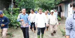 Bupati Tangerang, Maesyal Rasyid saat melakukan peninjauan lokasi banjir di Perumahan Nuansa Mekarsari 1. (Sumber: Istimewa)