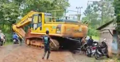 Ekskavator terlepas dari mobil trailer saat melintas di Jalan Raya Jonggol-Cariu, Kabupaten Bogor. (Sumber: istimewa)