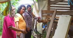 Warga dan anggota polisi mengecek TKP pencurian domba yang hanya menyisakan jeroan. (Sumber: Polsek Tanah Sareal)