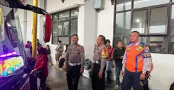 Kanit Lantas Polsek Cimanggis AKP Sucipto saat melakukan pengecekan di hari terakhir arus balik di Terminal Jatijajar Kota Depok. (Sumber: Poskota/Angga Pahlevi)