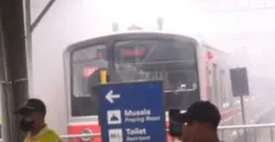 Peron 8 Stasiun Bogor dipenuhi asap tebal saat percikan api muncul dari kabel listrik yang konslet. (Sumber: tangkapan layar)