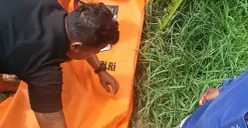 Polisi saat melakukan evakuasi korban. (Sumber: Dok. Polsek Kronjo)