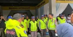 Kakorlantas Polri Irjen Pol Agus Suryo Nugroho bersama pasukan supeltas Jalur Puncak, Minggu 4 Januari 2025. (Sumber: Poskota/Giffar Rivana)